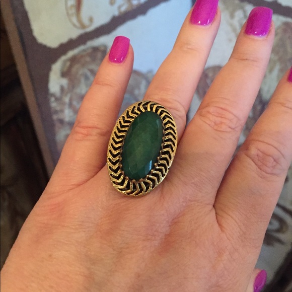 Jewelry - Vintage green gemstone ring